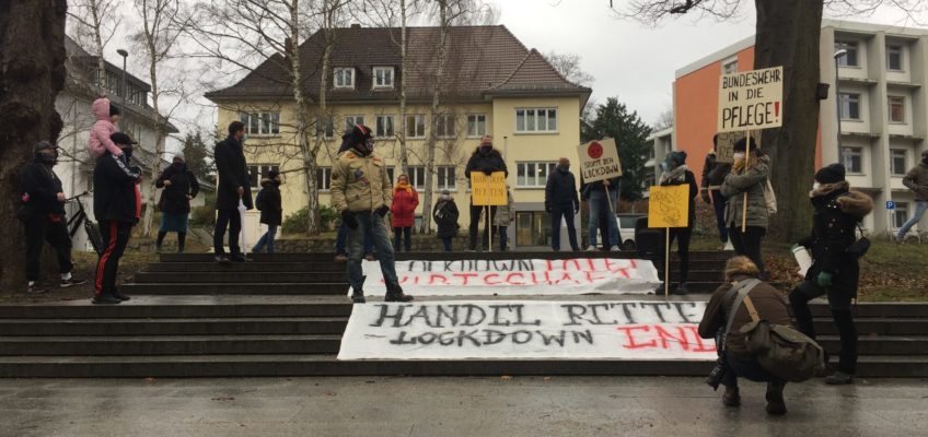 Demonstration von Gewerbetreibenden vor dem Kieler Landtag